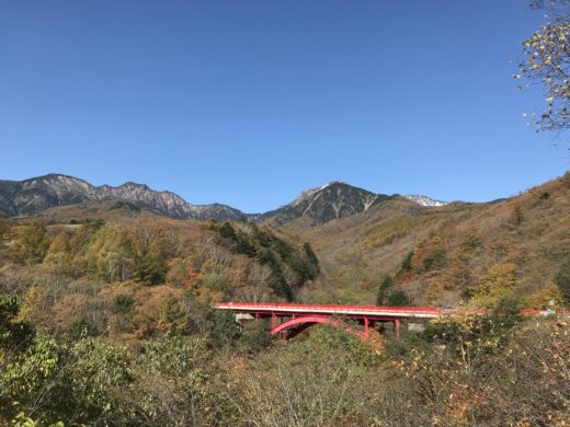 八ヶ岳紅葉速報17 東沢大橋は今が紅葉のピーク 近くのまきば公園も絶景です 八ヶ岳をガイドする ハチ旅