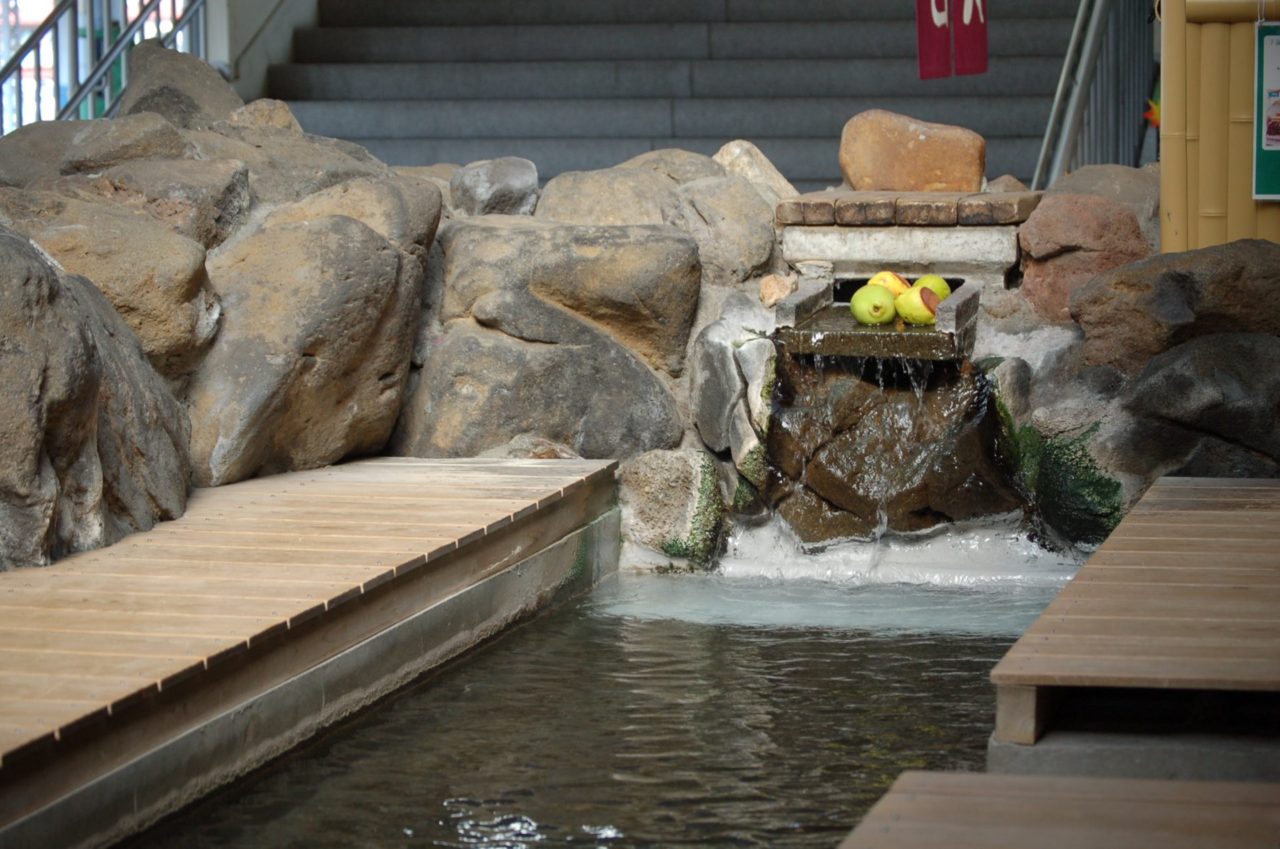 上諏訪駅足湯 – 八ヶ岳をガイドする ハチ旅