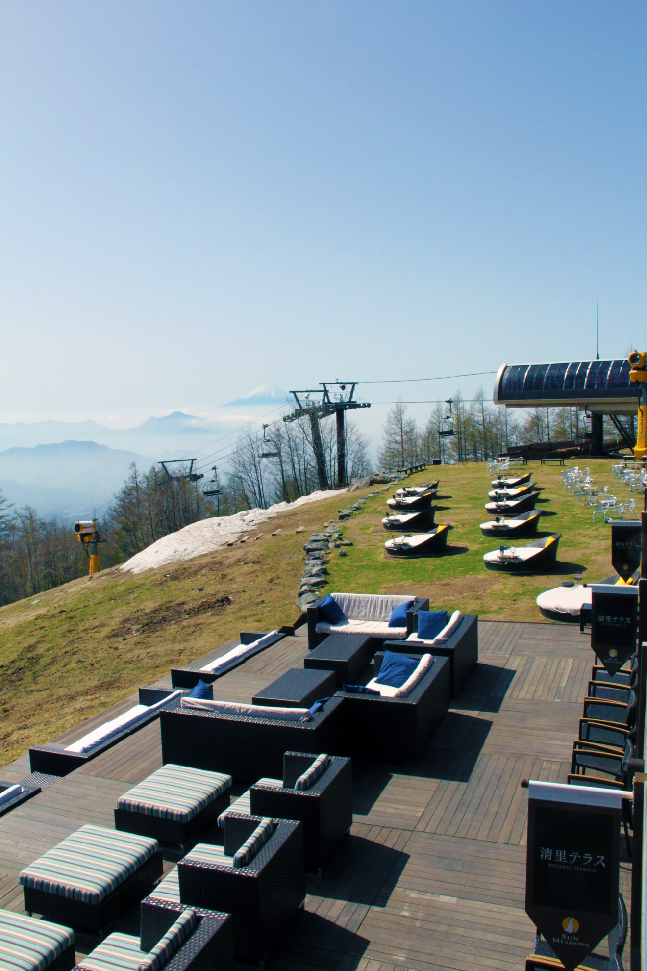 標高1,900mのオープンテラス・清里テラスが今年もGW営業！ 地酒フェアや雪遊びも – 八ヶ岳をガイドする ハチ旅