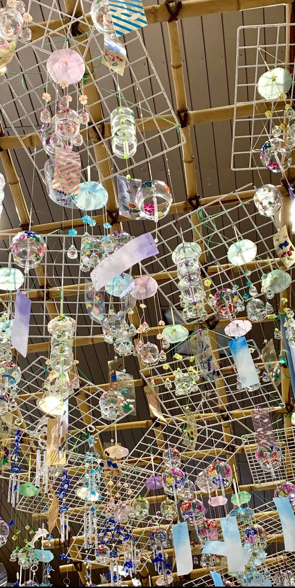 夏の風物詩、8月末までJR上諏訪駅で約300個の風鈴飾り付け実施中 – 八ヶ岳をガイドする ハチ旅