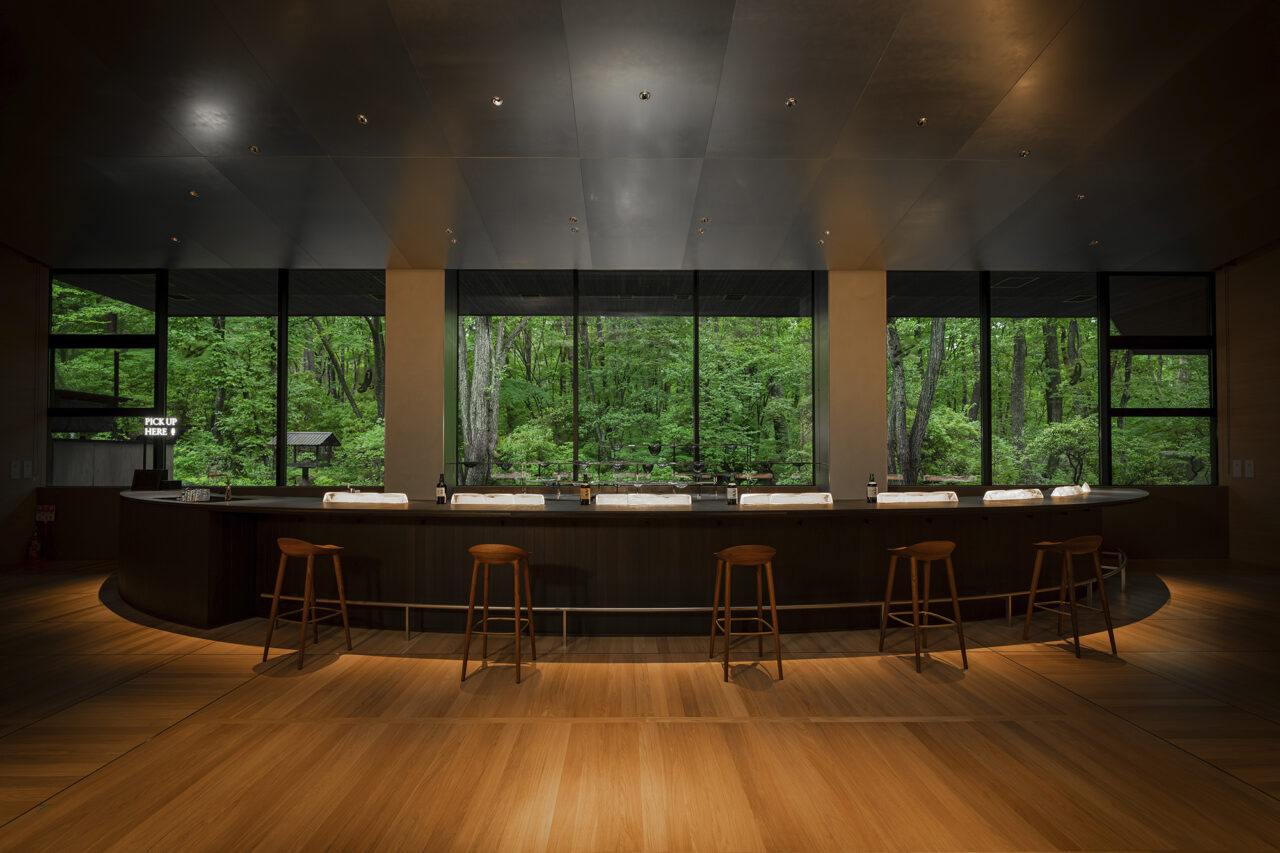 白州」ブランドが生まれる現場を間近で——ウイスキーの香りや温度を五感